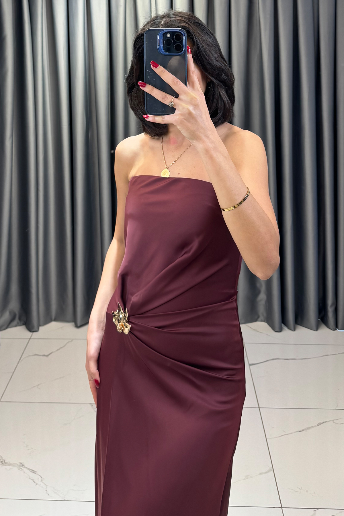 Aksesuar Detaylı Straplez Saten Abiye Mürdüm - Görsel 4