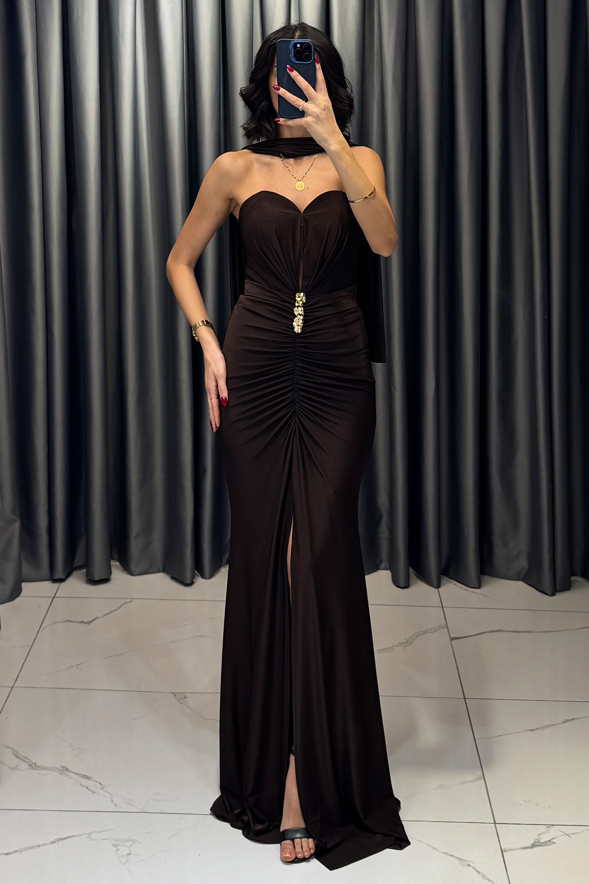 Aksesuarlı Yırtmaçlı Şal Detaylı Uzun Abiye Kahve