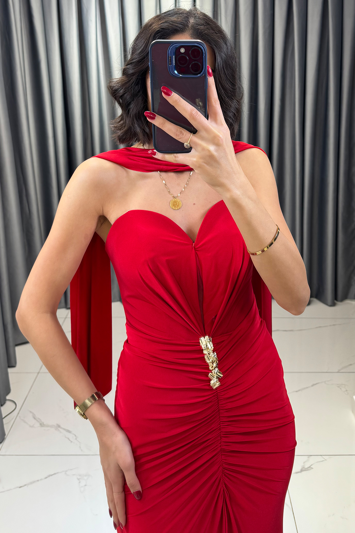 Aksesuarlı Yırtmaçlı Şal Detaylı Uzun Abiye Kırmızı - Görsel 4