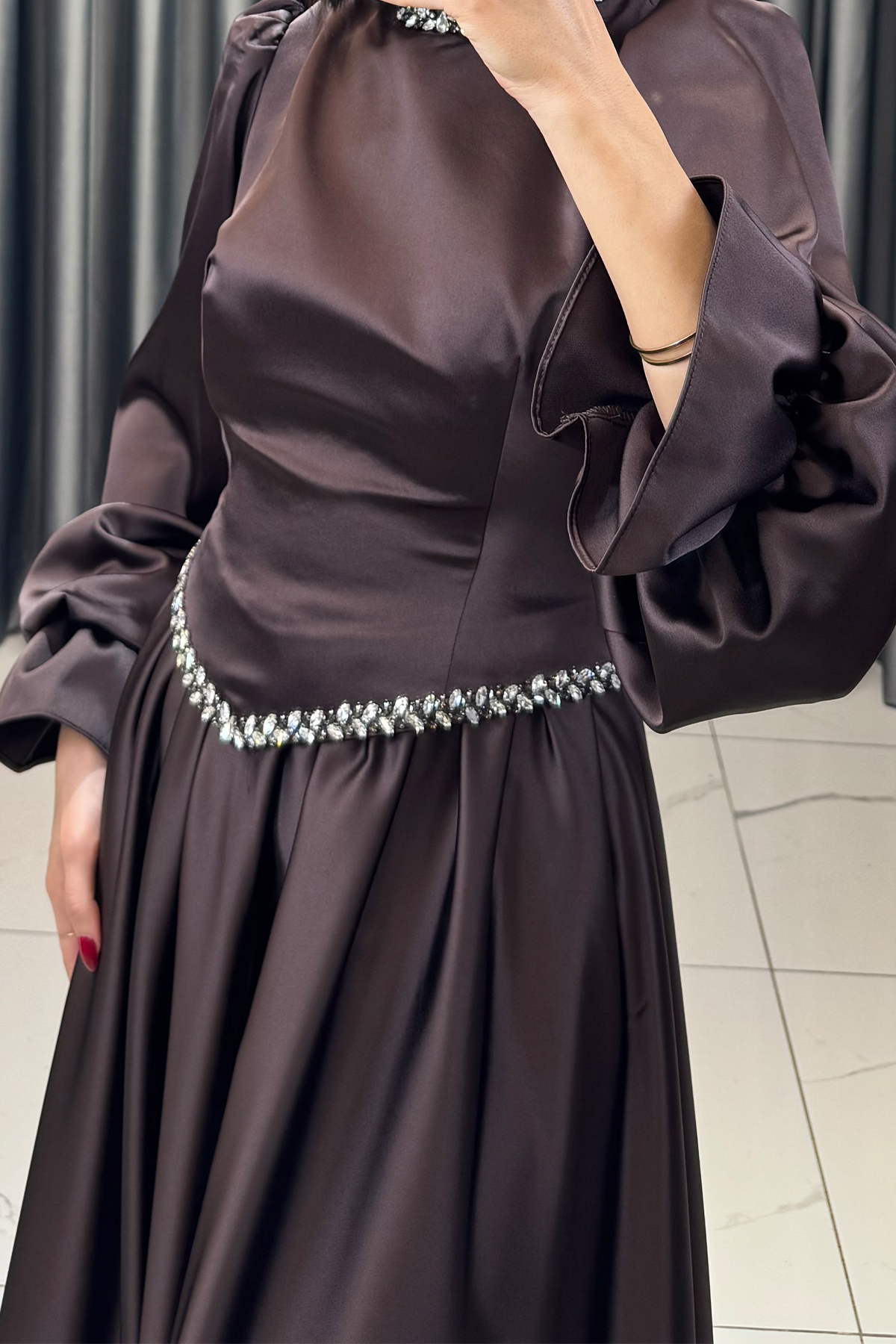 Balon Kollu Yakası ve Bilekleri Taş İşlemeli Tesettür Abiye Kahve - Görsel 2