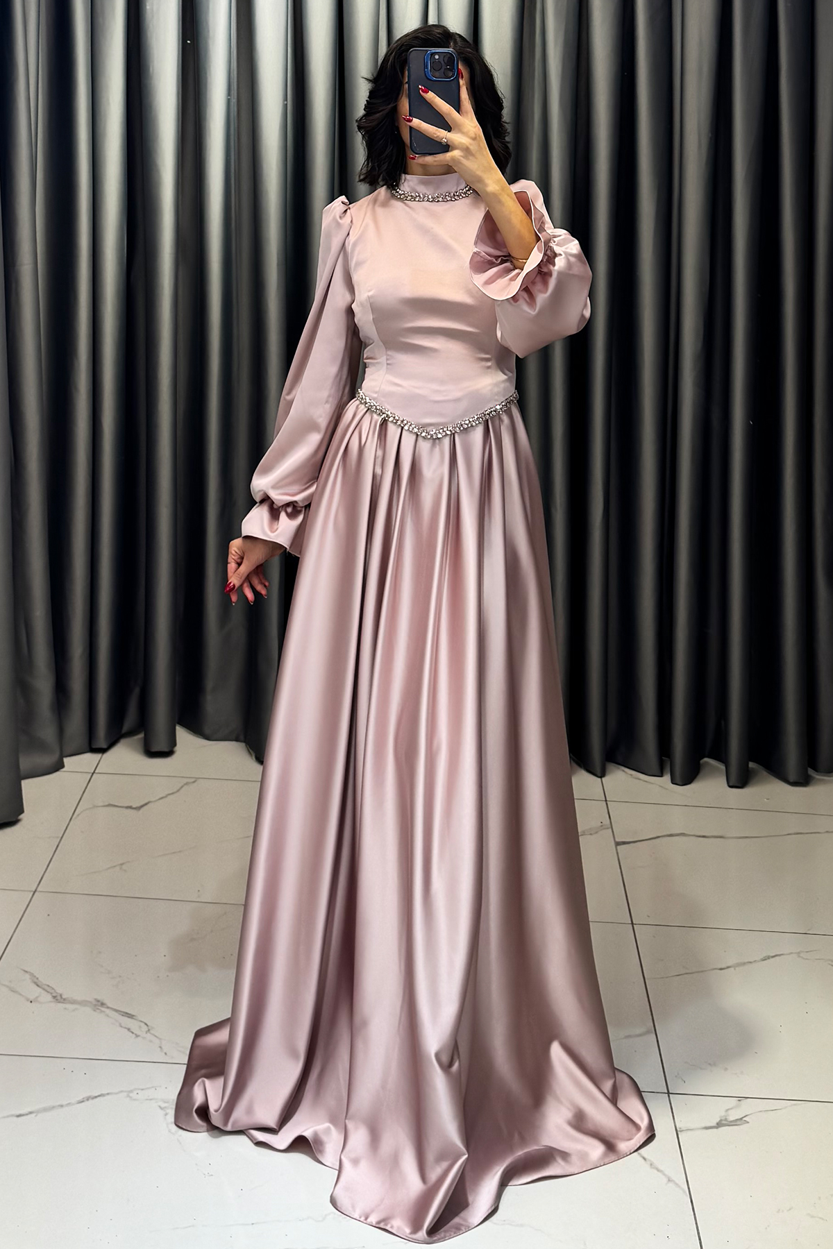 Balon Kollu Yakası ve Bilekleri Taş İşlemeli Tesettür Abiye Pudra