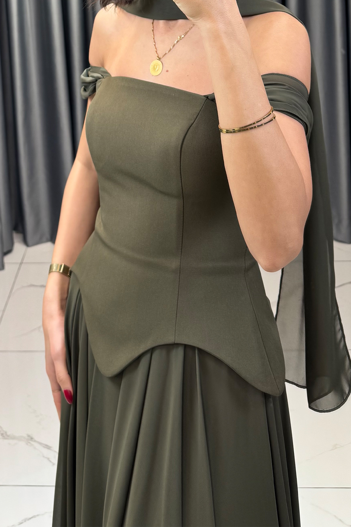 Belden Oturtmalı Düşük Kollu Şal Detaylı Abiye Haki - Görsel 2