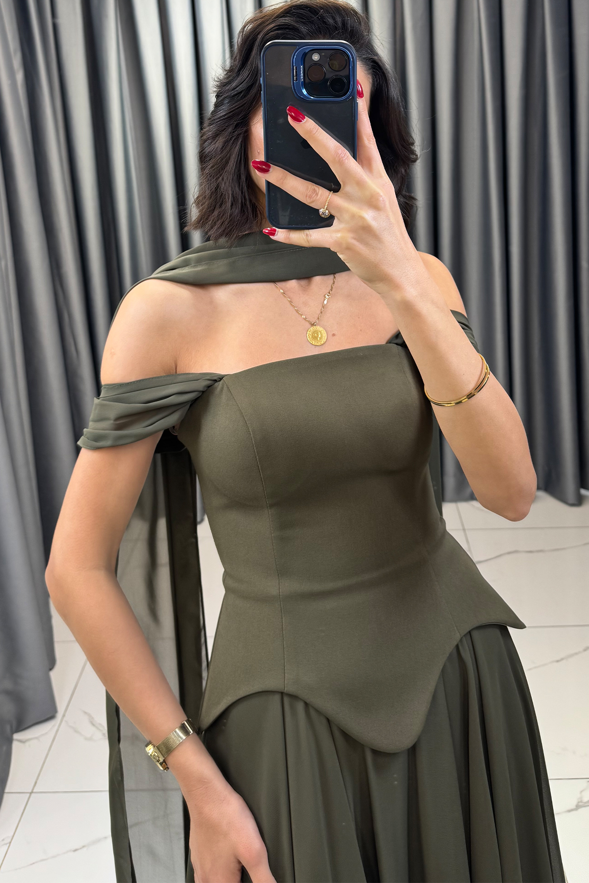 Belden Oturtmalı Düşük Kollu Şal Detaylı Abiye Haki - Görsel 4