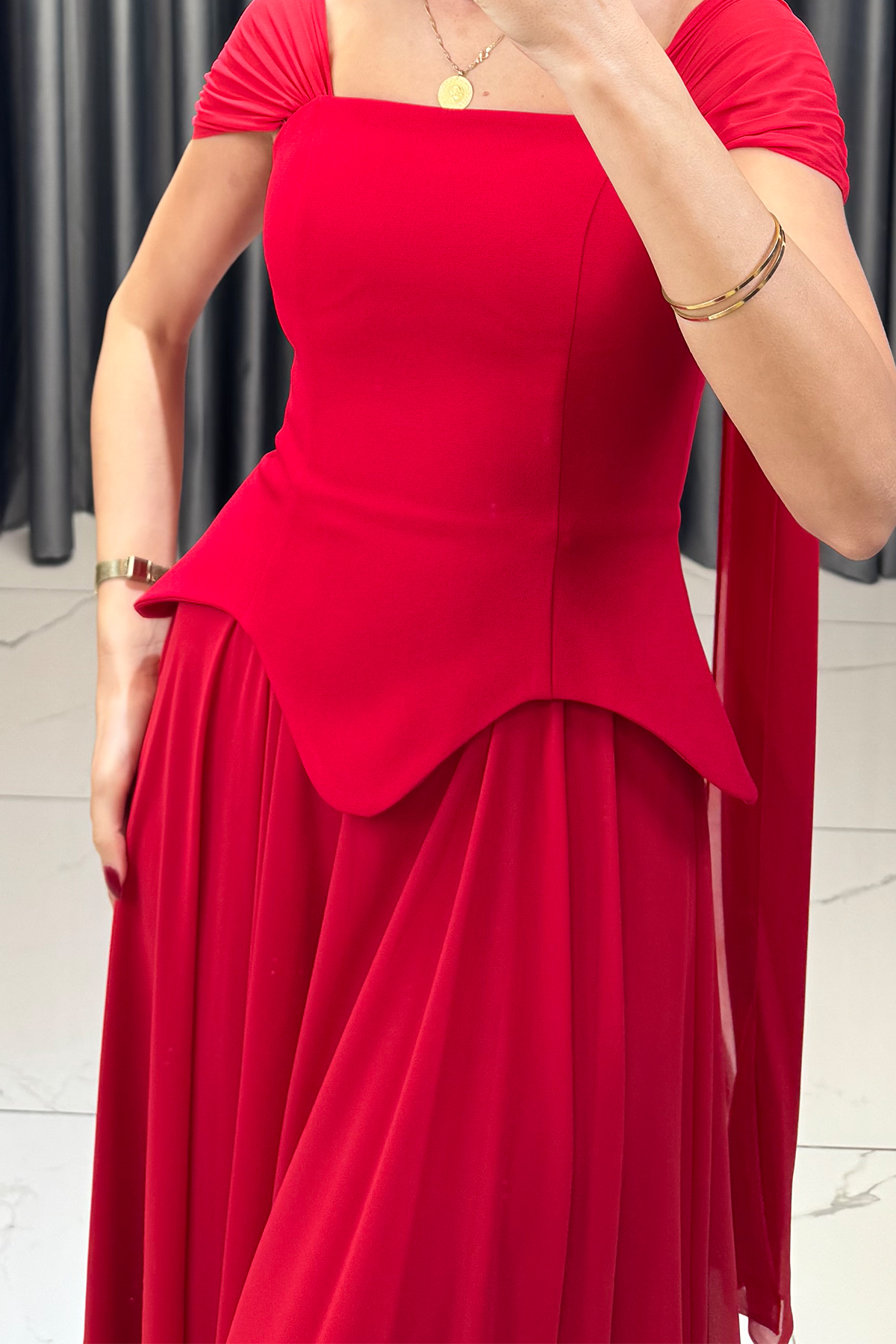 Belden Oturtmalı Düşük Kollu Şal Detaylı Abiye Kırmızı - Görsel 2