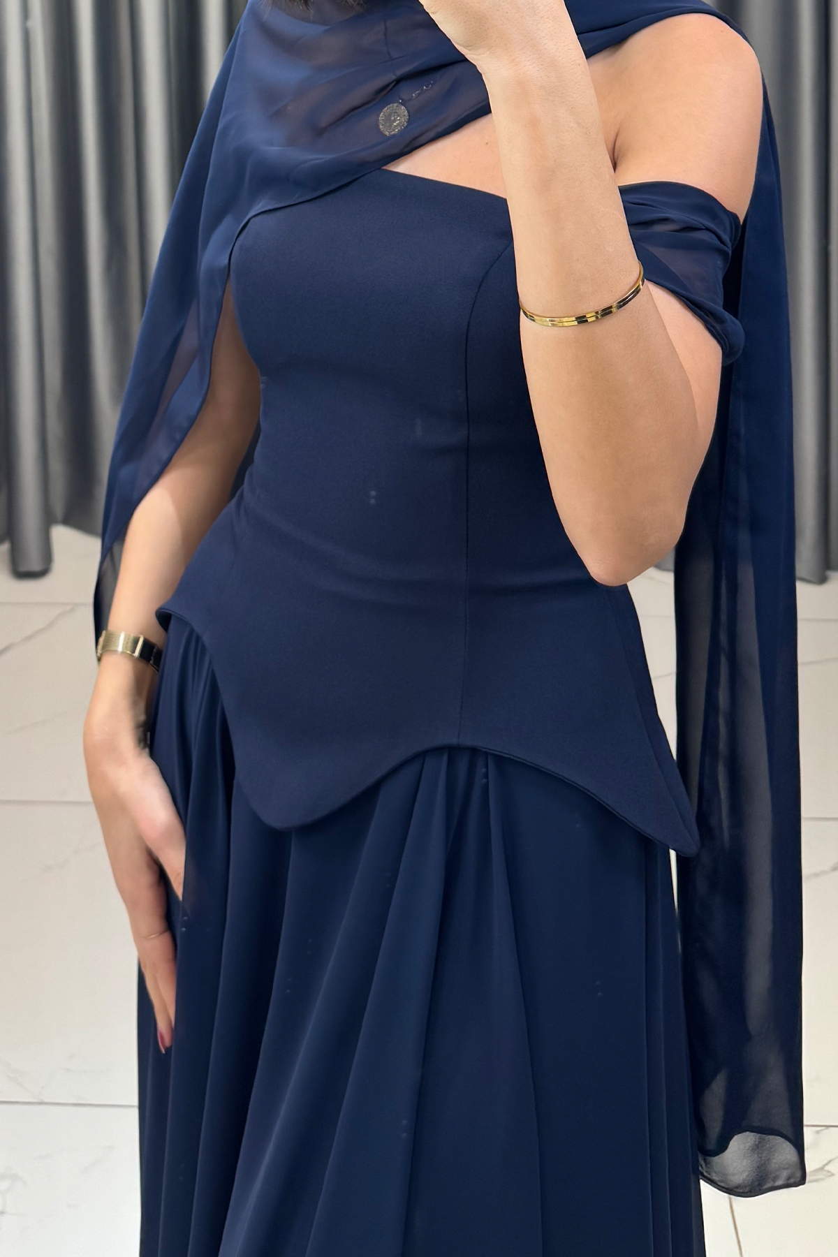 Belden Oturtmalı Düşük Kollu Şal Detaylı Abiye Lacivert - Görsel 2