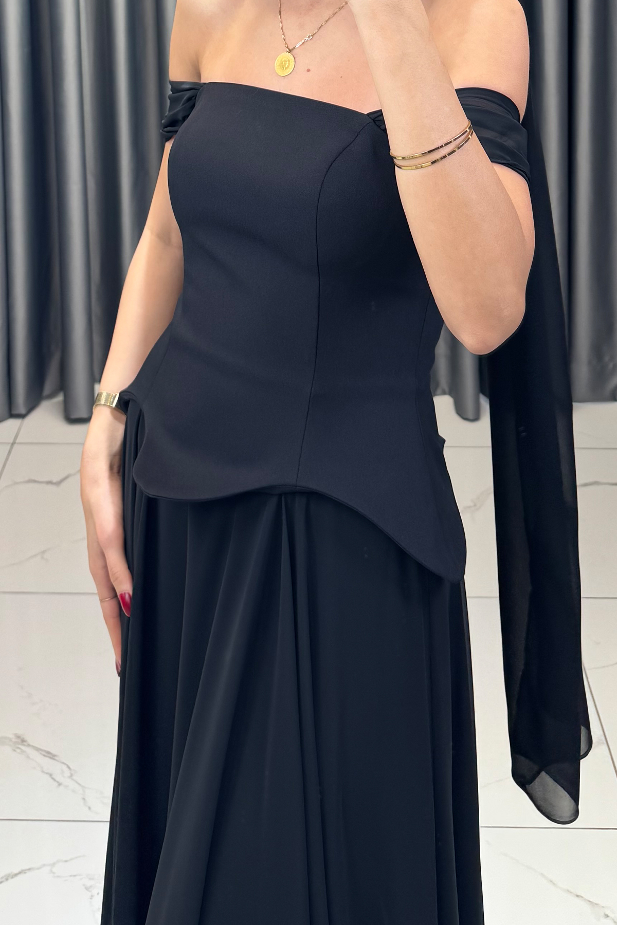 Belden Oturtmalı Düşük Kollu Şal Detaylı Abiye Siyah - Görsel 2