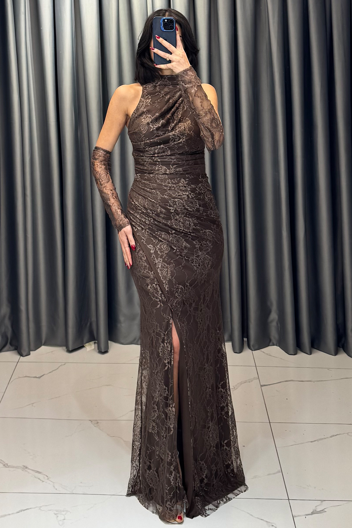 Dantel İşlemeli Halter Yaka Eldiven Detaylı Yırtmaçlı Abiye Kahve