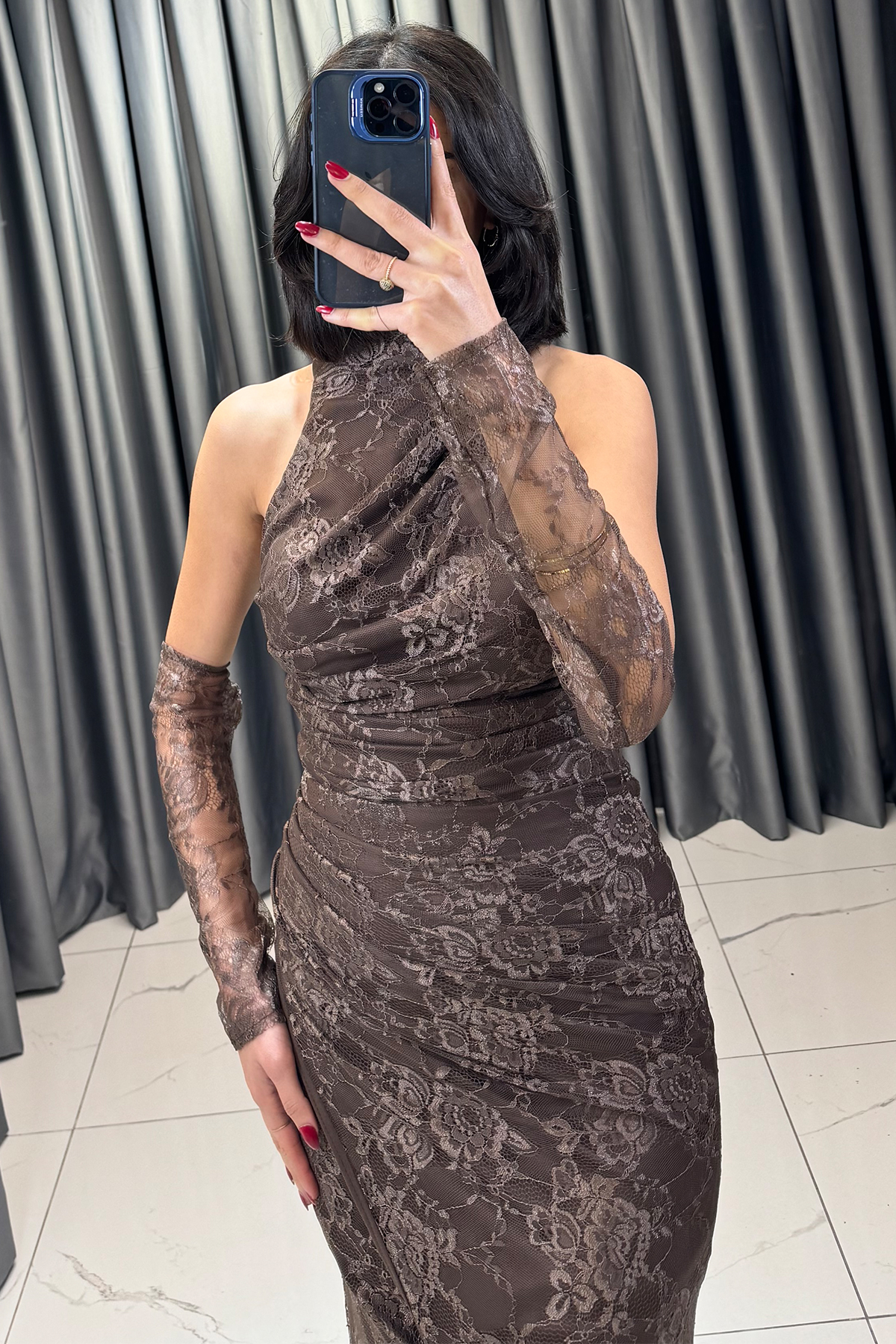 Dantel İşlemeli Halter Yaka Eldiven Detaylı Yırtmaçlı Abiye Kahve - Görsel 4