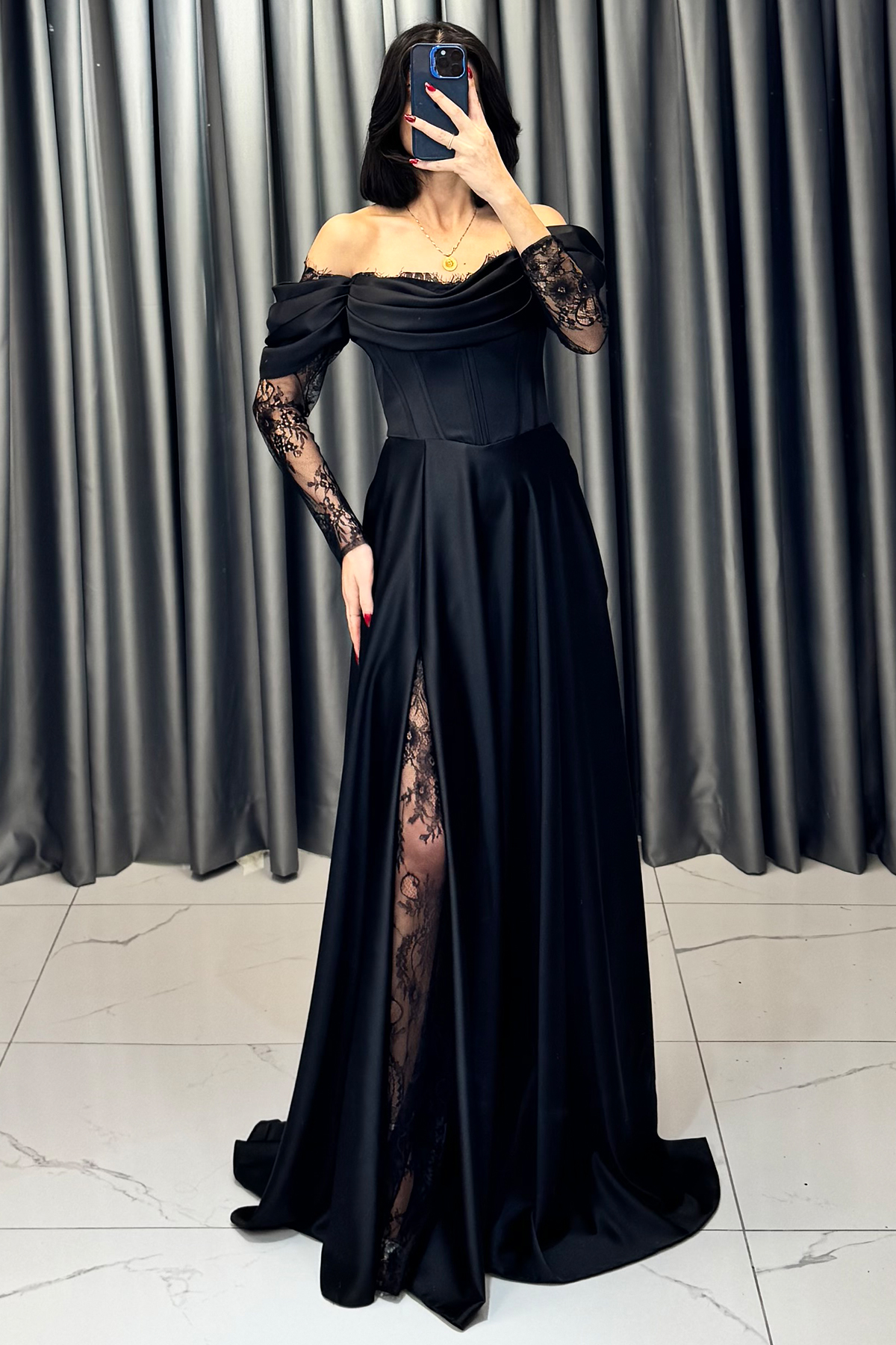 Düşük Omuzlu Yırtmaç Detaylı Dantelli Straplez Abiye Siyah