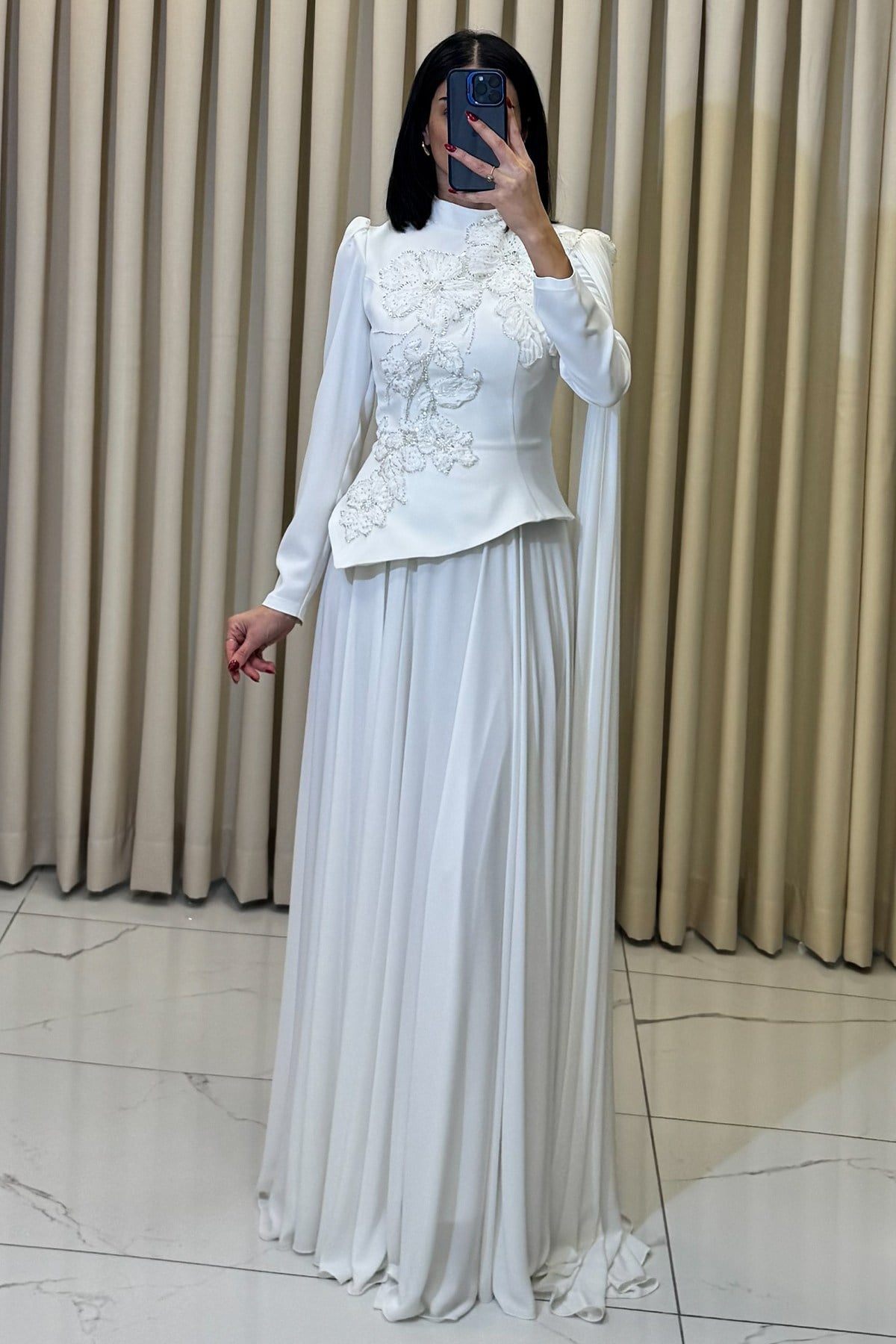 Gül Detaylı Boncuk İşlemeli Pelerinli Tesettür Abiye Beyaz