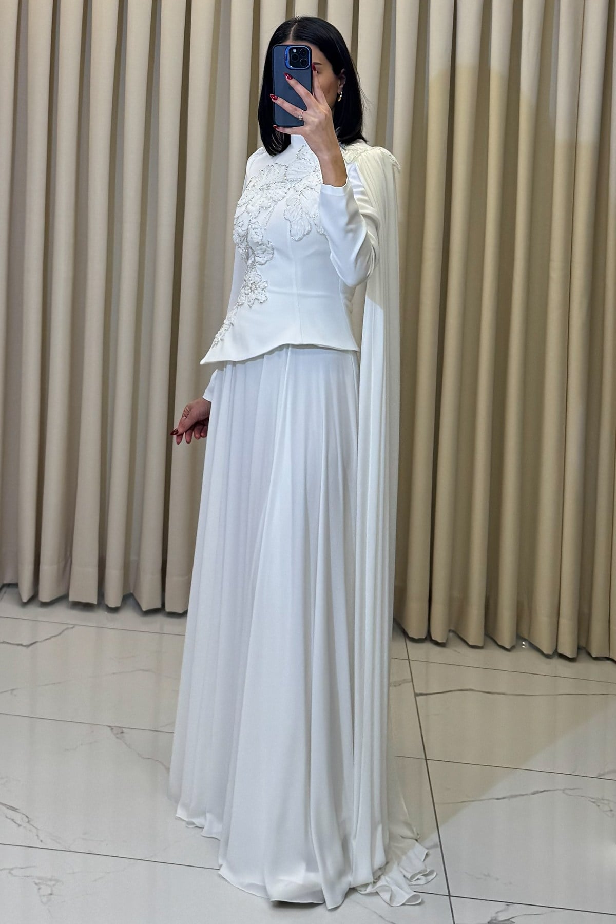 Gül Detaylı Boncuk İşlemeli Pelerinli Tesettür Abiye Beyaz - Görsel 3