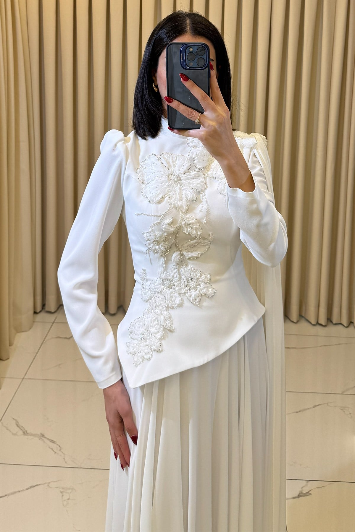 Gül Detaylı Boncuk İşlemeli Pelerinli Tesettür Abiye Beyaz - Görsel 4