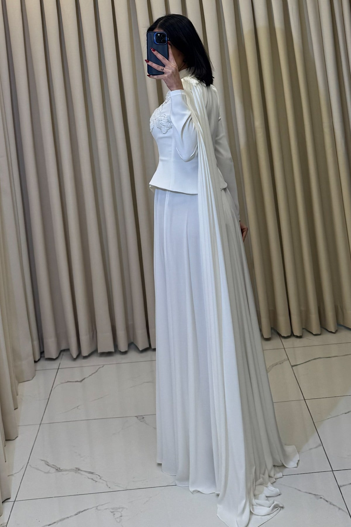 Gül Detaylı Boncuk İşlemeli Pelerinli Tesettür Abiye Beyaz - Görsel 5