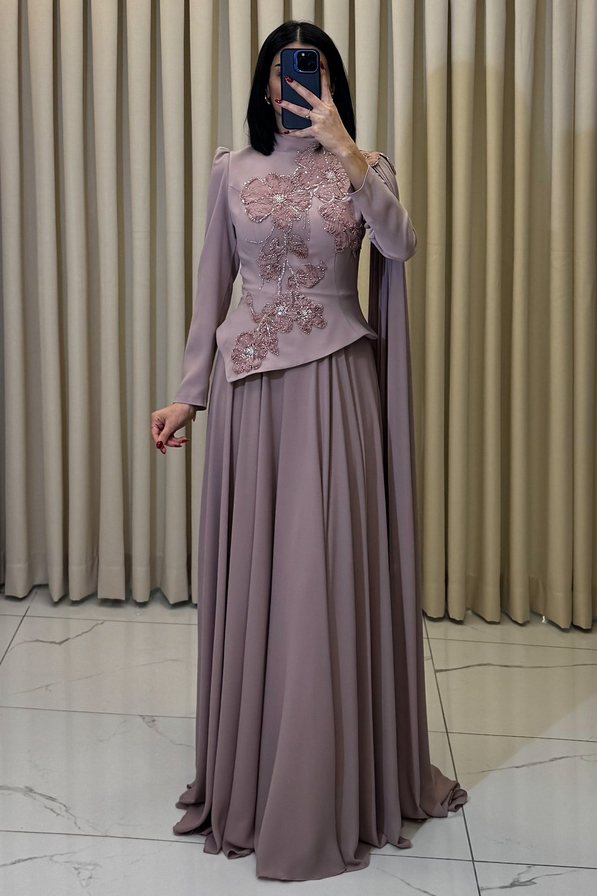 Gül Detaylı Boncuk İşlemeli Pelerinli Tesettür Abiye Pudra