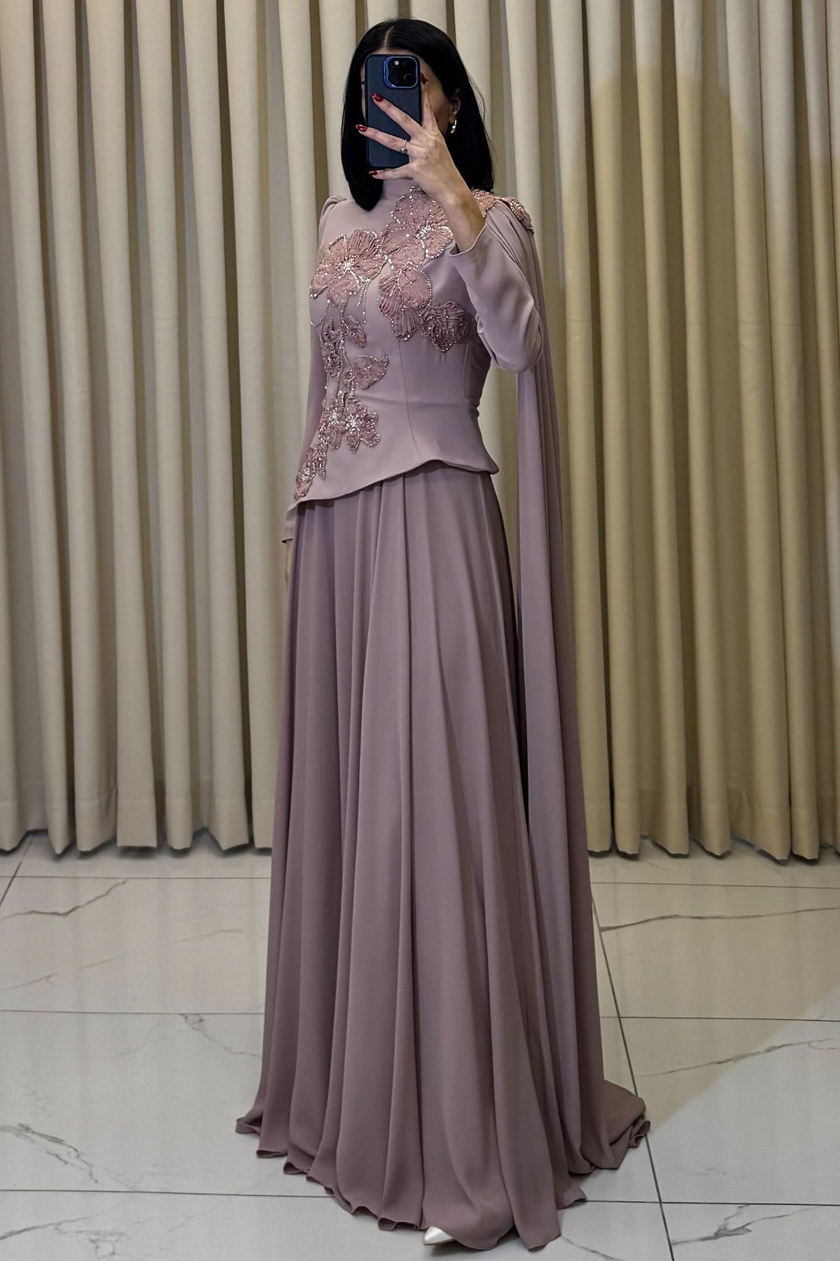 Gül Detaylı Boncuk İşlemeli Pelerinli Tesettür Abiye Pudra - Görsel 3