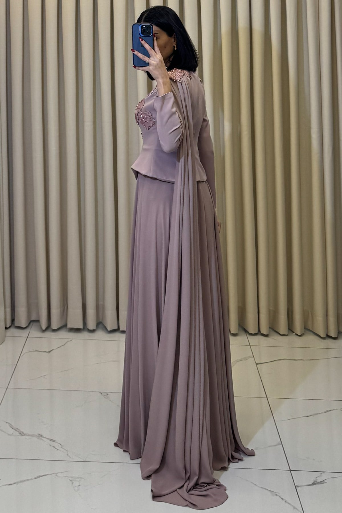 Gül Detaylı Boncuk İşlemeli Pelerinli Tesettür Abiye Pudra - Görsel 5