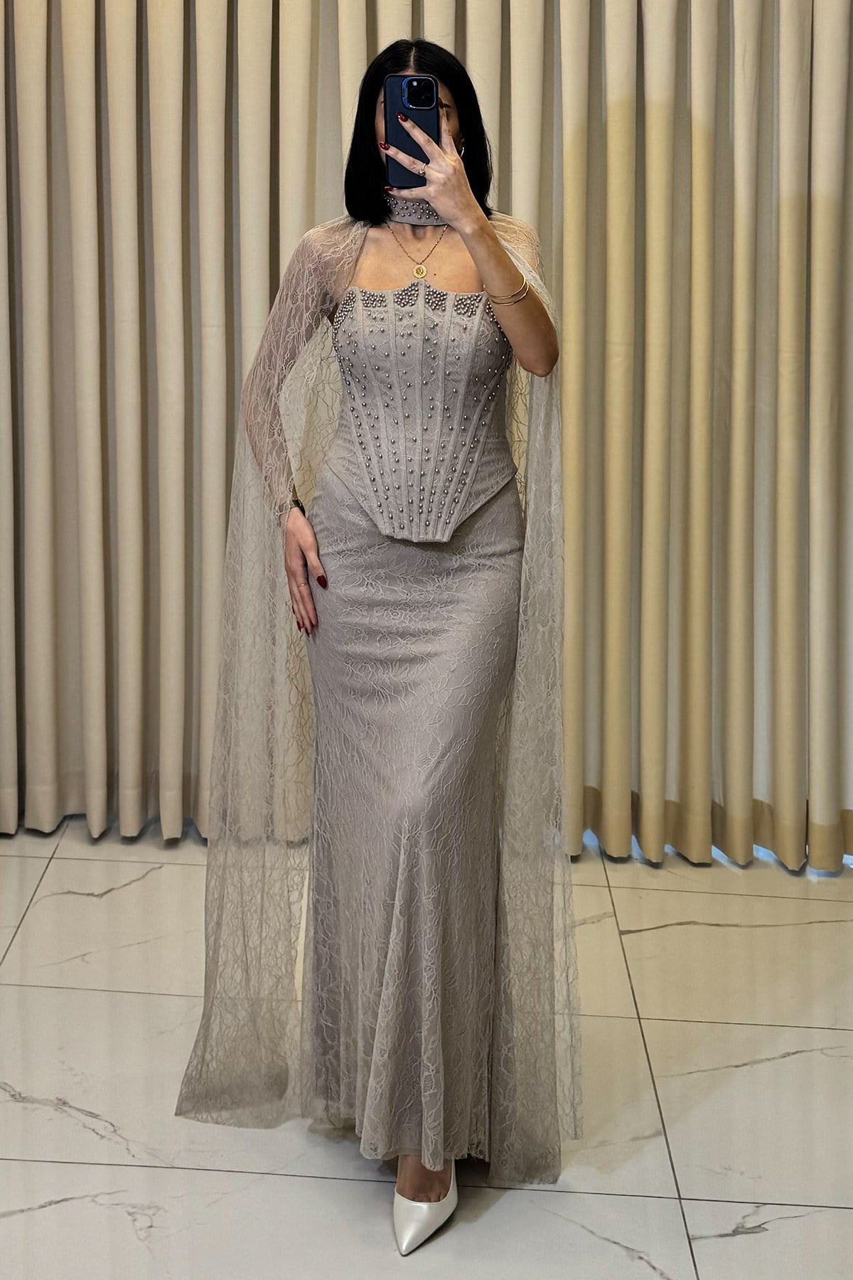 Korse Detaylı Boncuk İşlemeli Pelerinli Abiye Vizon