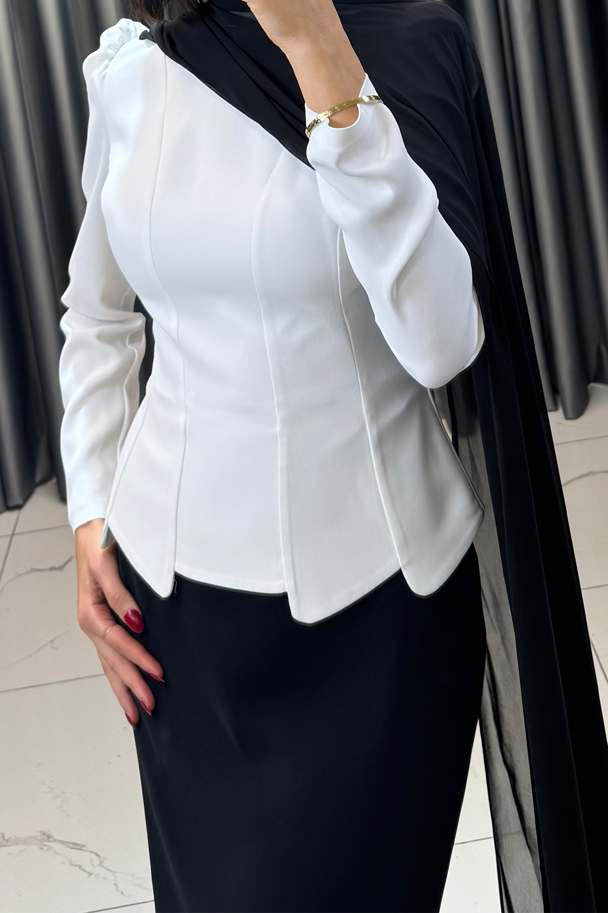 Lazer Kesimli Şal Detaylı Balık Formunda Tesettür Abiye Beyaz-Siyah - Görsel 2