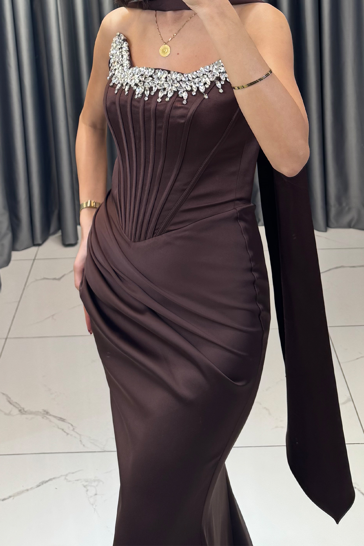 Taş İşlemeli Belden Drapeli Şal Detaylı Straplez Abiye Kahve - Görsel 2